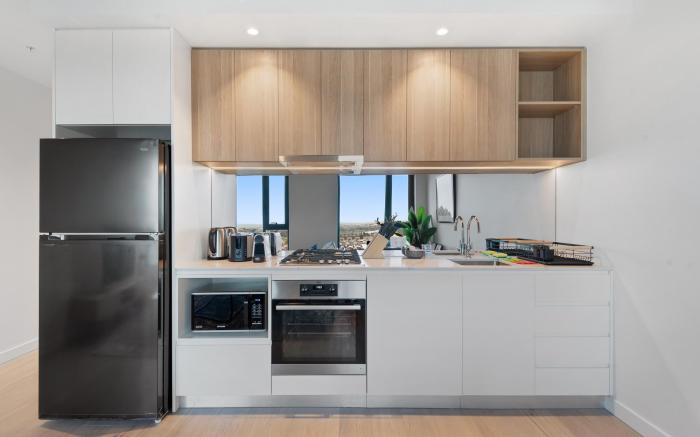 Sophisticated 2-Bed with Bay Views & Amenities