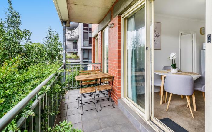 Chic 2-Bed Apartment near Albert Park & Chapel St