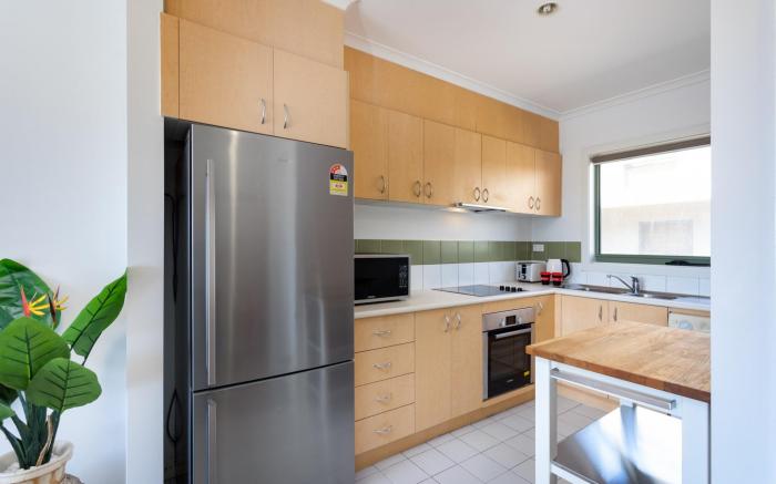 Snug 2-bed Townhouse Near Bustling Shops