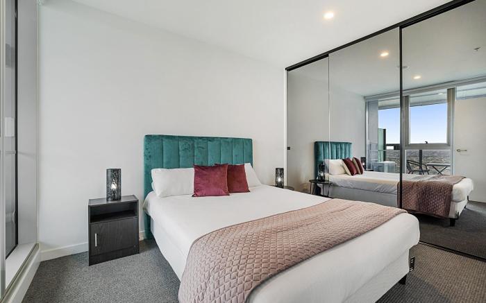 Gorgeous High-Rise Unit with Sky Bar, Pool and Gym