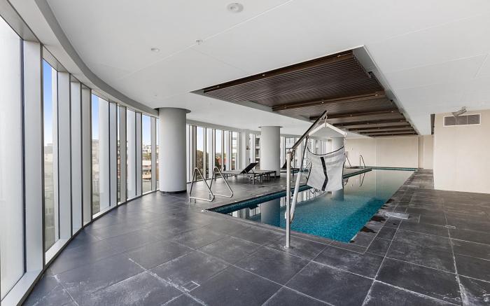 Gorgeous High-Rise Unit with Sky Bar, Pool and Gym