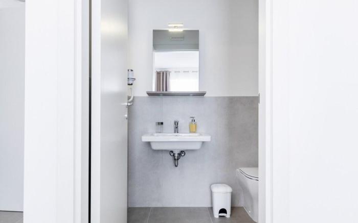 Modern Room near Venice & Airport –Free Parking