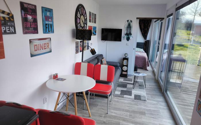 Tiny House Black Swallow se saunou a bazénem