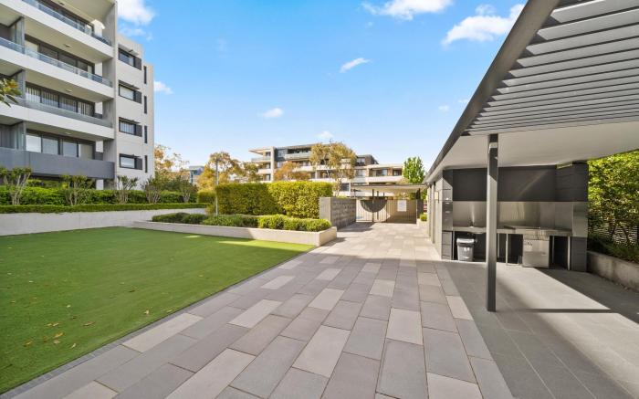 Elegant 2-Bed with Pool, Alfresco Dining & Balco