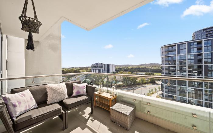 Elegant 2-Bed with Pool, Alfresco Dining & Balco