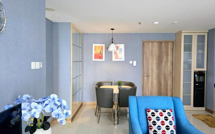 Apt Pejaten Park 2BR Biru Bthub Pool By Damaresa
