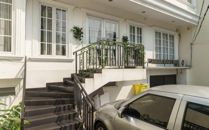 RedDoorz Syariah Plus near Pancoran 2