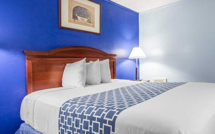 Econo Lodge Inn & Suites Windsor Locks Bradley Airport