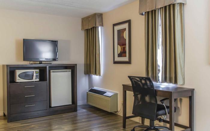 Econo Lodge  Inn & Suites