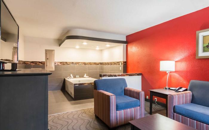 Clarion Inn & Suites Russellville I-40