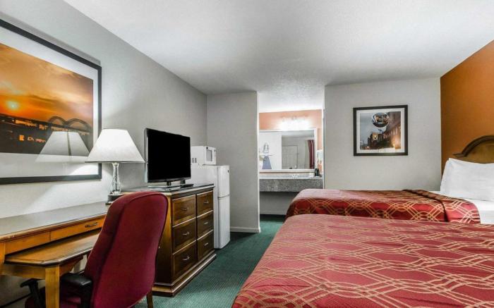 Econo Lodge Inn & Suites