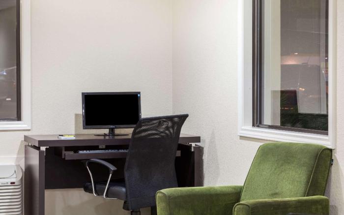 Super 8 By Wyndham Buffalo