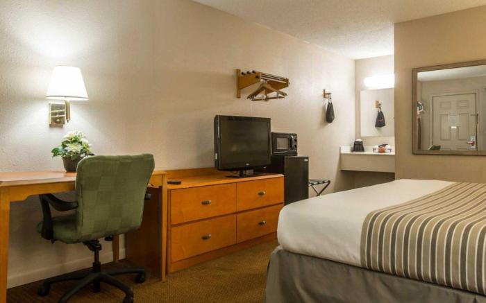 Econo Lodge Inn & Suites at Fort Moore