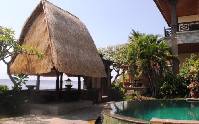 Sunshine Beach Bungalows and Restaurant
