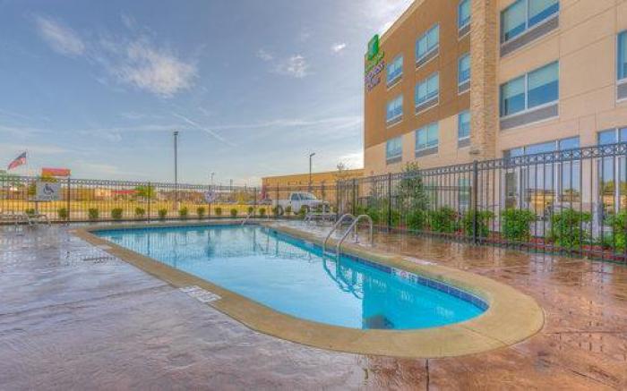 Holiday Inn Express & Suites Tulsa Midtown By IHG