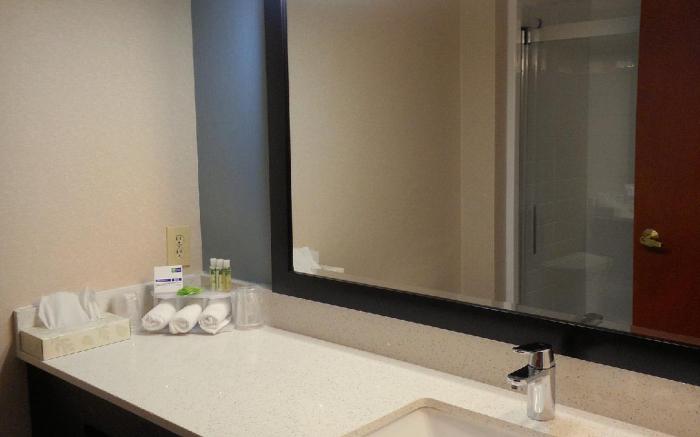 Holiday Inn Express & Suites Carmel North – Westfield By IHG