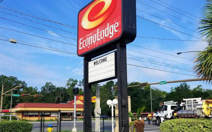 Econo Lodge North