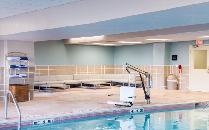 Holiday Inn Hotel & Suites Warren