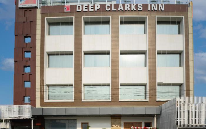 Hotel Deep Clarks Inn Lucknow