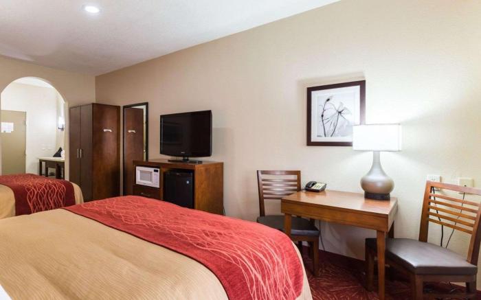 Econo Lodge Inn & Suites East Houston I-10