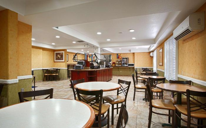 Best Western Plus Raffles Inn and Suites