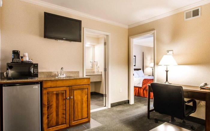 Clarion Inn & Suites at the Outlets of Lake George