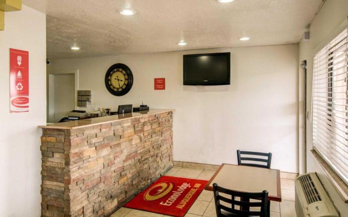 Econo Lodge East