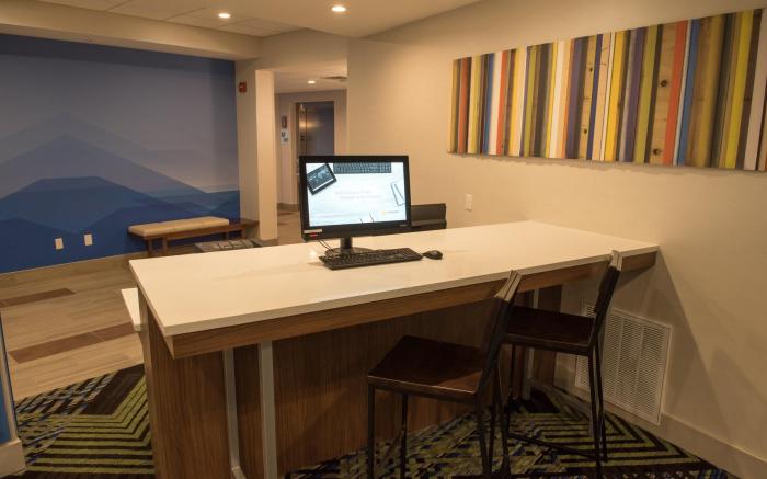 Holiday Inn Express And Suites Warsaw - E- Center By IHG