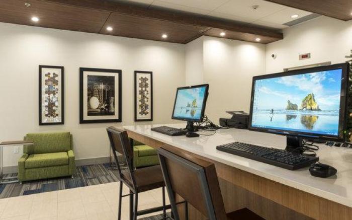 Holiday Inn Express & Suites Victoria-Colwood By IHG