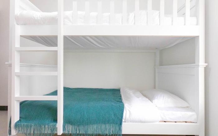 Path Cross 2 Bunk beds room with private bathroom