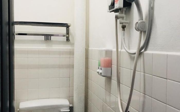 TWO SINGLE BED WITH SHARED BATHROOMS (ROOM ONLY)