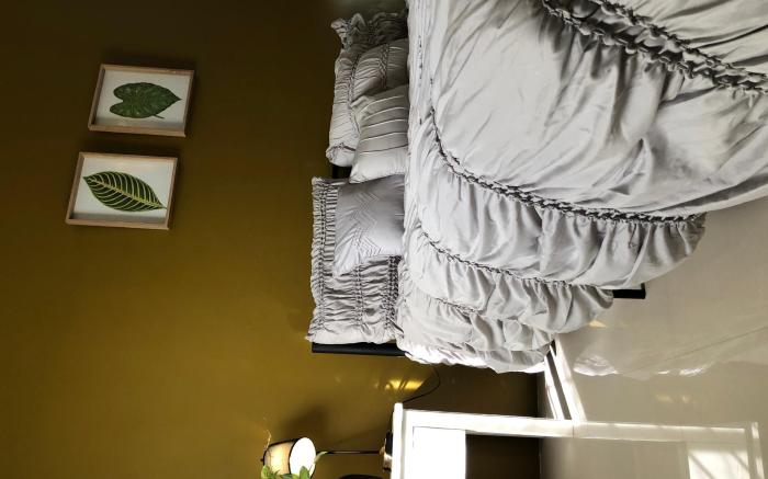 Couple Room in Lucena w/ NETFLIX & WiFI!!!