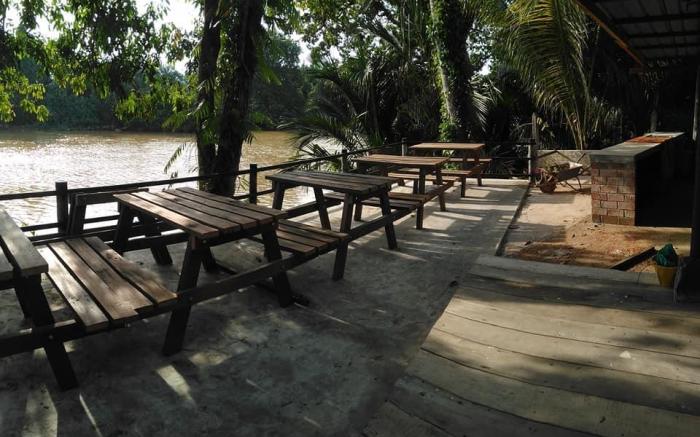 Penginapan FAZ tepi sungai