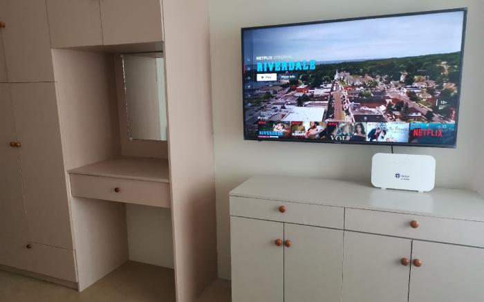 Downtown Upscale Condo FAST 20mbps 