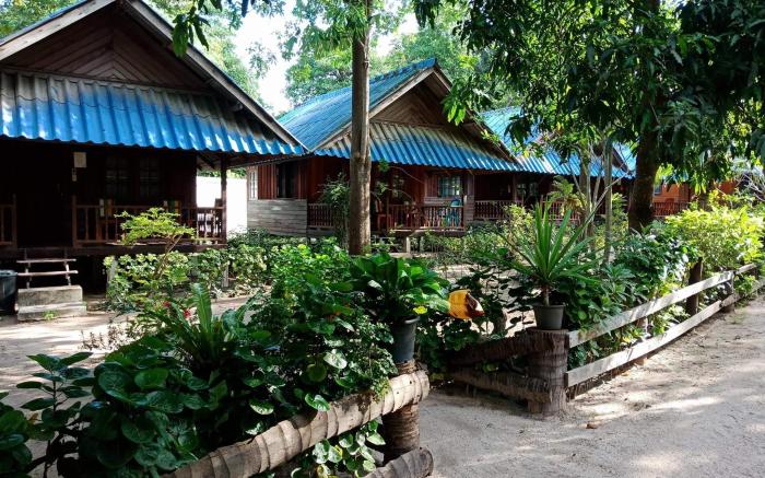 SB Fan Bungalow : 3 Pax (A8)