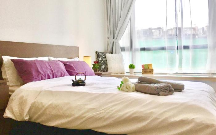 Luxurious Cosy 2 bedrooms Condo @ R&F Mall
