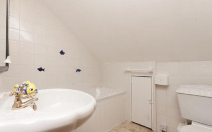 Ringmore House - central Salcombe + estuary views 