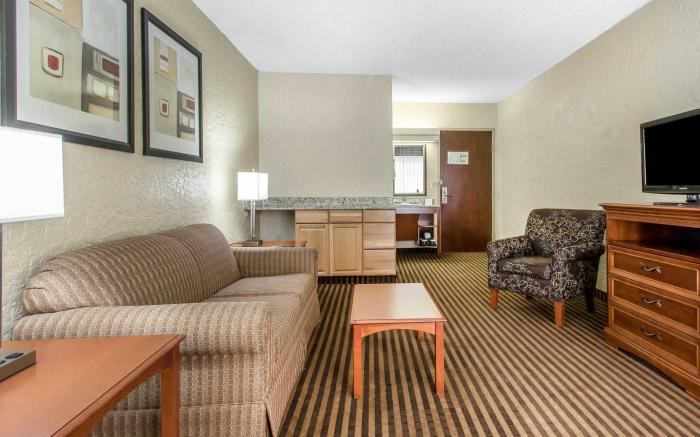 Clarion Hotel Broken Arrow - Tulsa