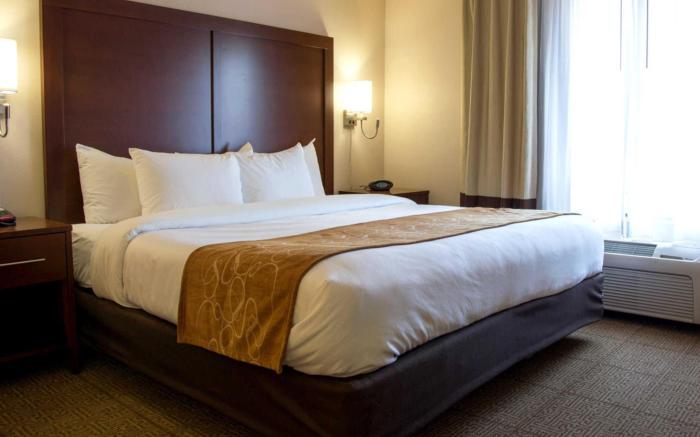 Comfort Suites Fultondale I-65 near I-22