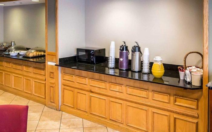 Days Inn & Suites by Wyndham Merrillville