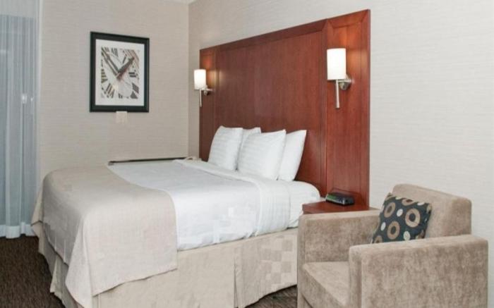 Holiday Inn Oakville Centre By IHG