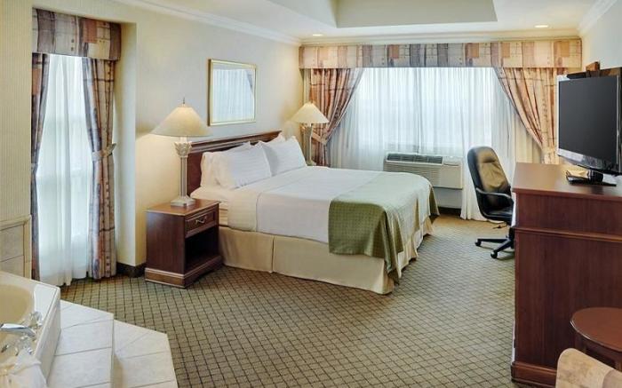 Holiday Inn & Suites Oakville at Bronte By IHG
