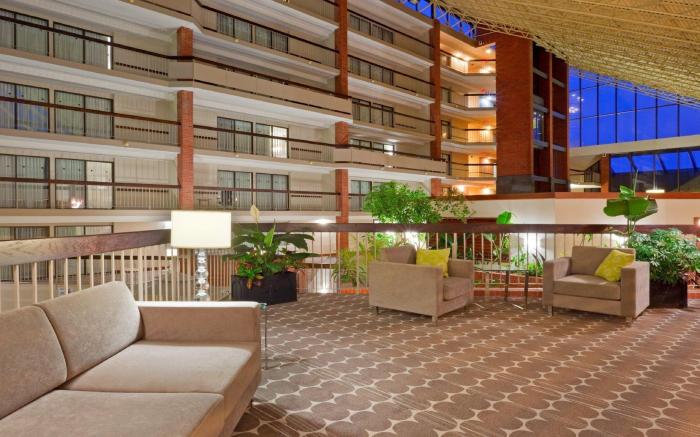 Holiday Inn Oakville Centre By IHG
