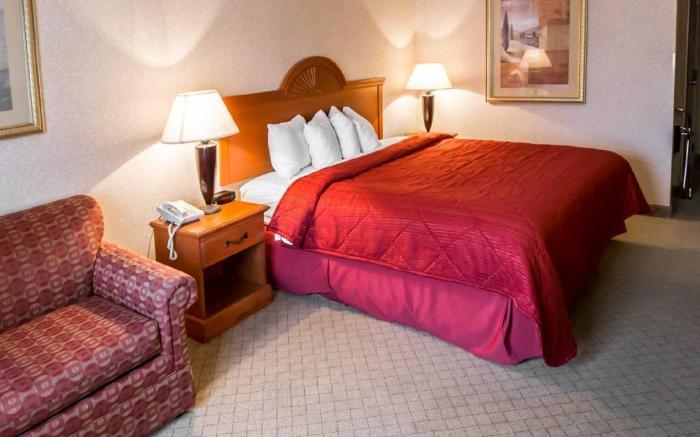 Quality Inn & Suites Woodstock near Lake Geneva