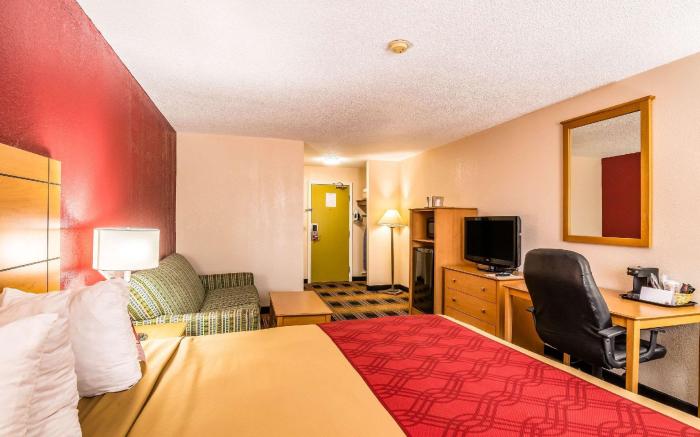 Econo Lodge Topeka at Wanamaker