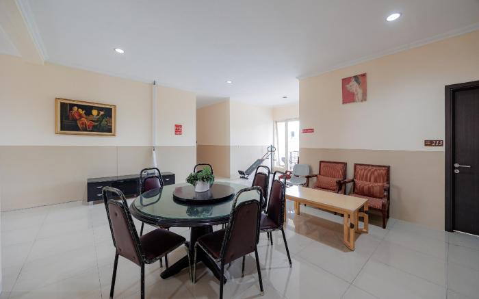 RedDoorz near Siloam Karawaci 3