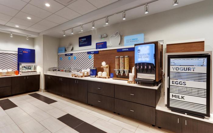 Holiday Inn Express & Suites Roanoke - Civic Center By IHG