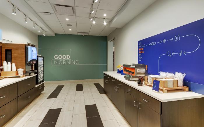 Holiday Inn Express & Suites Roanoke - Civic Center By IHG