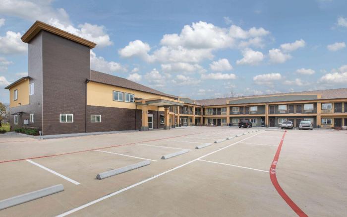 Days Inn & Suites by Wyndham La Porte