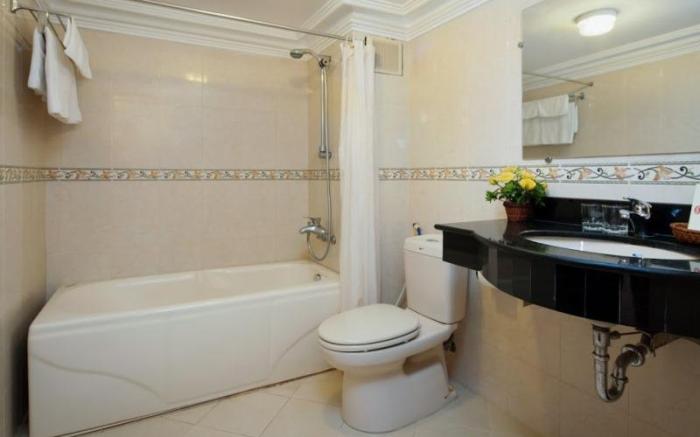 Lucky Hotel Hang Trong Street